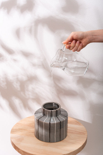 フラワーベース 花瓶 花びん かびん 陶器 卓上 床置き 和 モダン レトロ インテリア かわいい 大きい 大きめ ベージュ グレー 22cm ストライプ ボーダー スリム