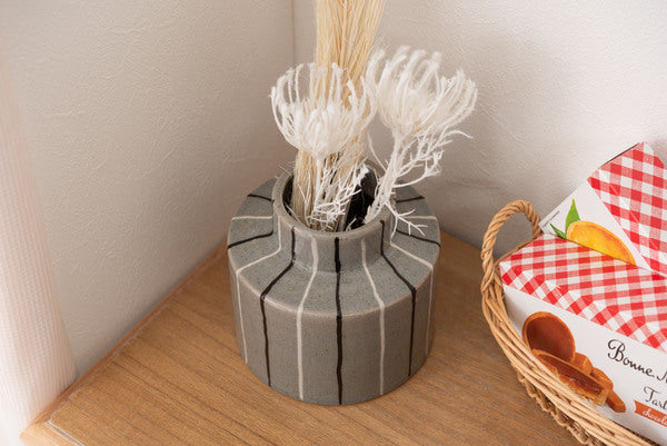 フラワーベース 花瓶 花びん かびん 陶器 卓上 床置き 和 モダン レトロ インテリア かわいい 大きい 大きめ ベージュ グレー 22cm ストライプ ボーダー スリム