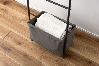 ポールハンガー 立てかけハンガー バスケット付き バスケット 立てかけ 壁面収納 洋服掛け 部屋干し かばん ぼうし 帽子 コート掛け キッズ 省スペース スチール