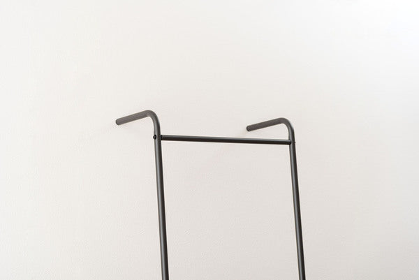 ポールハンガー 立てかけハンガー バスケット付き バスケット 立てかけ 壁面収納 洋服掛け 部屋干し かばん ぼうし 帽子 コート掛け キッズ 省スペース スチール