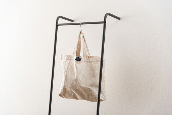 ポールハンガー 立てかけハンガー バスケット付き バスケット 立てかけ 壁面収納 洋服掛け 部屋干し かばん ぼうし 帽子 コート掛け キッズ 省スペース スチール