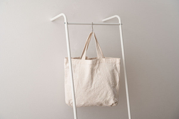 ポールハンガー 立てかけハンガー バスケット付き バスケット 立てかけ 壁面収納 洋服掛け 部屋干し かばん ぼうし 帽子 コート掛け キッズ 省スペース スチール