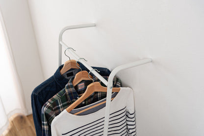 ポールハンガー 立てかけハンガー バスケット付き バスケット 立てかけ 壁面収納 洋服掛け 部屋干し かばん ぼうし 帽子 コート掛け キッズ 省スペース スチール