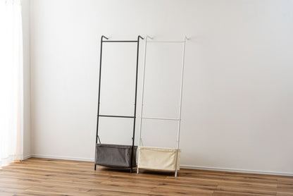 ポールハンガー 立てかけハンガー バスケット付き バスケット 立てかけ 壁面収納 洋服掛け 部屋干し かばん ぼうし 帽子 コート掛け キッズ 省スペース スチール