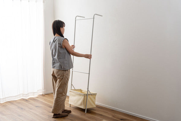 ポールハンガー 立てかけハンガー バスケット付き バスケット 立てかけ 壁面収納 洋服掛け 部屋干し かばん ぼうし 帽子 コート掛け キッズ 省スペース スチール